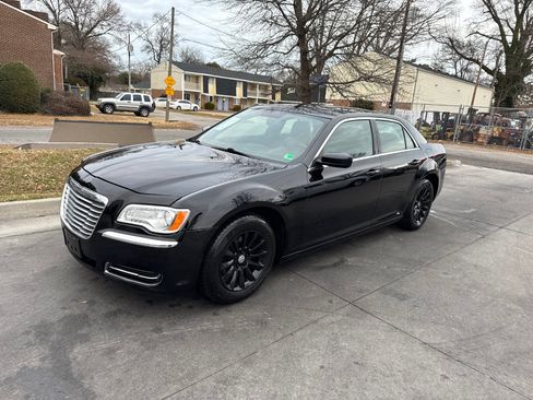 Used 2013 Chrysler 300 image 2