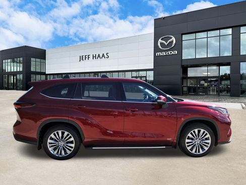 Used 2025 Toyota Highlander Platinum AWD/4WD image 5