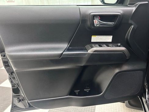 Used 2017 Toyota Tacoma 4x4 Double Cab image 10