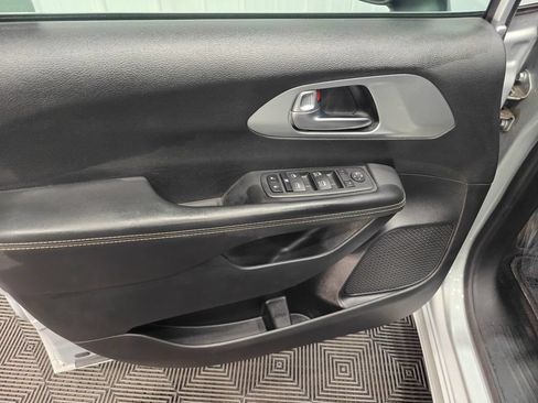 Used 2023 Chrysler Pacifica Touring FWD image 48