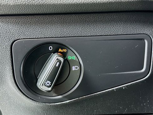 Used 2021 Volkswagen Tiguan SE w/ Panoramic Sunroof Package image 11