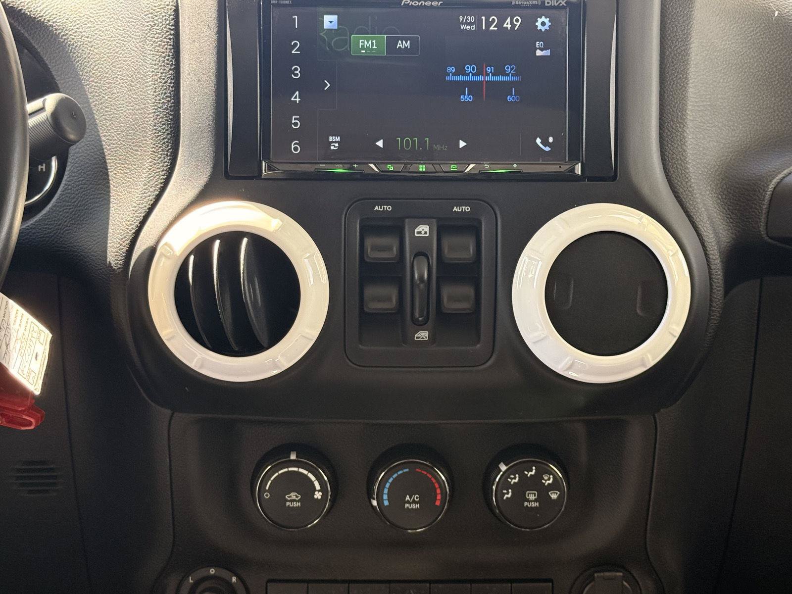 Used 2018 Jeep Wrangler Unlimited Sahara w/ Connectivity Group AWD/4WD image 27