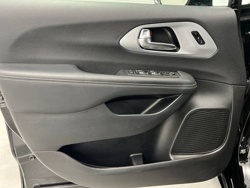 Used 2025 Chrysler Pacifica Limited image 11