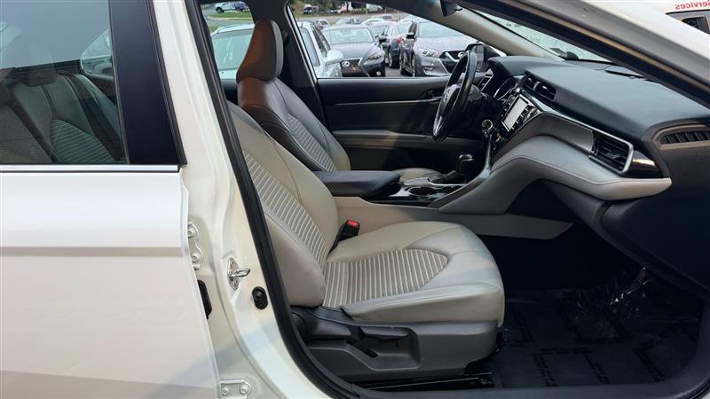 Used 2020 Toyota Camry SE FWD image 6