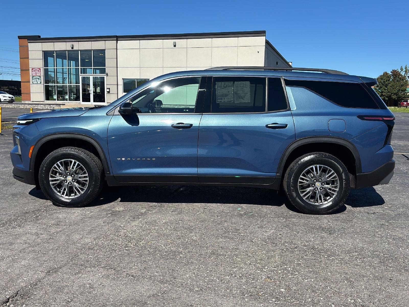Used 2024 Chevrolet Traverse LT w/ Trailering Package AWD/4WD image 5