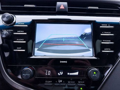 Used 2020 Toyota Camry SE w/ Blackout Package FWD image 5