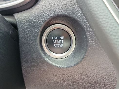 Used 2022 Toyota Corolla Cross XLE FWD image 29