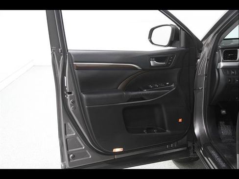 Used 2016 Toyota Highlander Limited AWD/4WD image 4