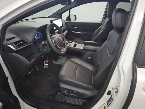 Used 2025 Toyota Sienna Platinum AWD/4WD image 6