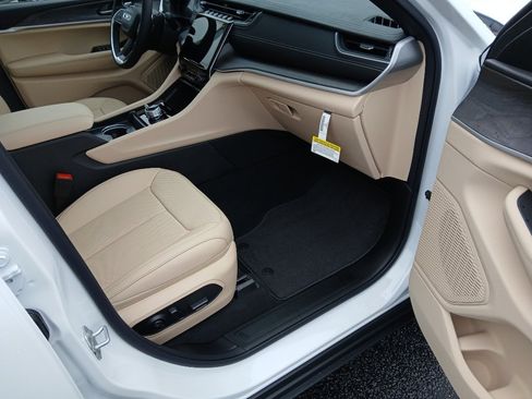 New 2025 Jeep Grand Cherokee L Limited w/ Luxury Tech Group II image 35