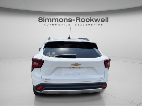 Used 2025 Chevrolet Trax LT w/ LT Convenience Package FWD image 4