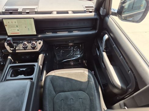Used 2022 Land Rover Defender 110 V8 AWD/4WD image 30