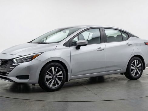 Used 2025 Nissan Versa SV image 3