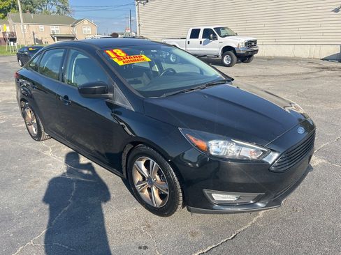 Used 2018 Ford Focus SE w/ SE Appearance Package FWD image 4