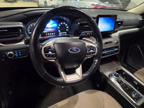 Used 2022 Ford Explorer XLT AWD/4WD image 4