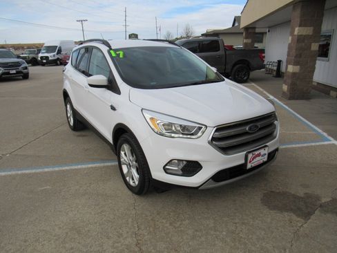 Used 2017 Ford Escape SE w/ Equipment Group 201A image 3