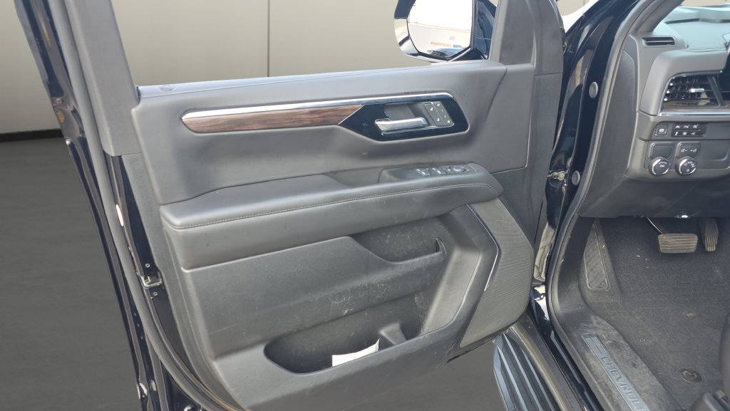 Used 2025 Chevrolet Suburban LT RWD image 18