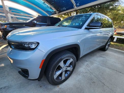 Used 2021 Jeep Grand Cherokee L Limited AWD/4WD image 2