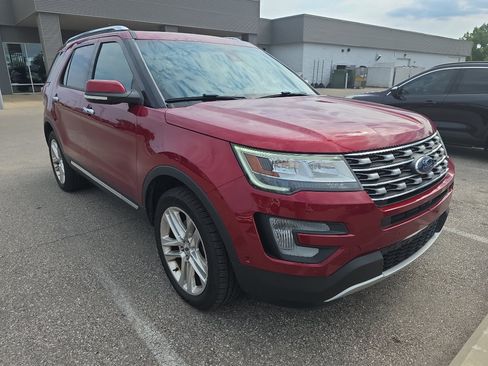Used 2017 Ford Explorer Limited w/ Equipment Group 301A AWD/4WD image 4