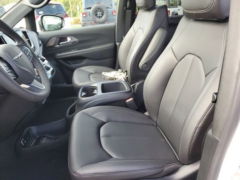New 2026 Chrysler Pacifica Select image 13