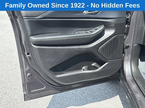 Used 2025 Jeep Grand Cherokee Laredo w/ Trailer Tow Package AWD/4WD image 10