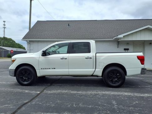 Used 2018 Nissan Titan SV image 10