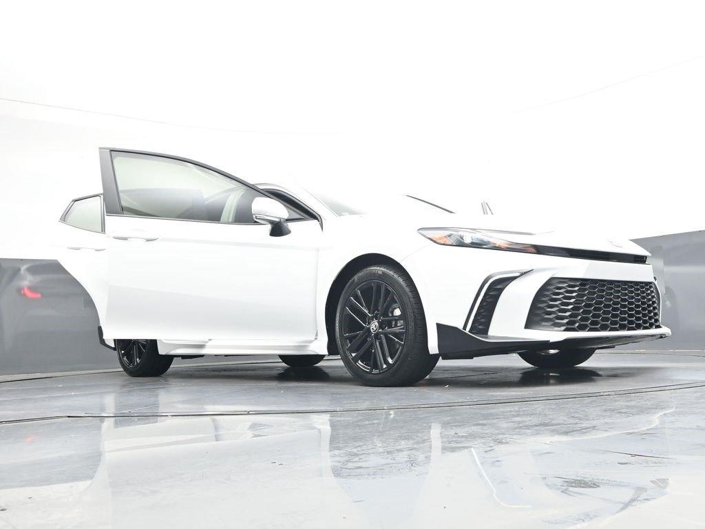 Used 2026 Toyota Camry SE FWD image 41