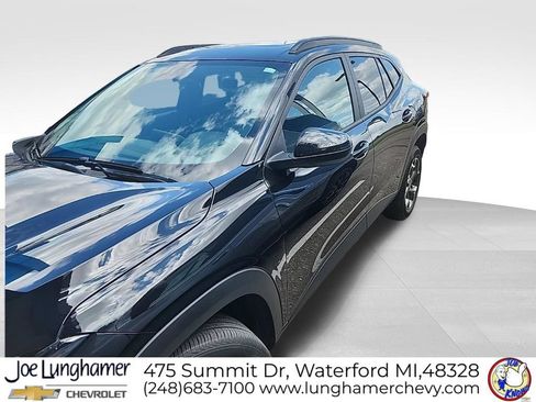 Used 2024 Chevrolet Trax LT w/ Sunroof Package FWD image 2