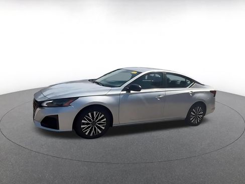 Used 2025 Nissan Altima 2.5 SV FWD image 8