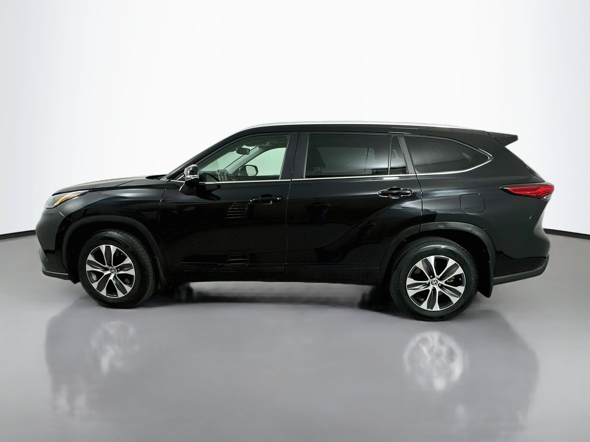 Used 2023 Toyota Highlander XLE AWD/4WD image 4