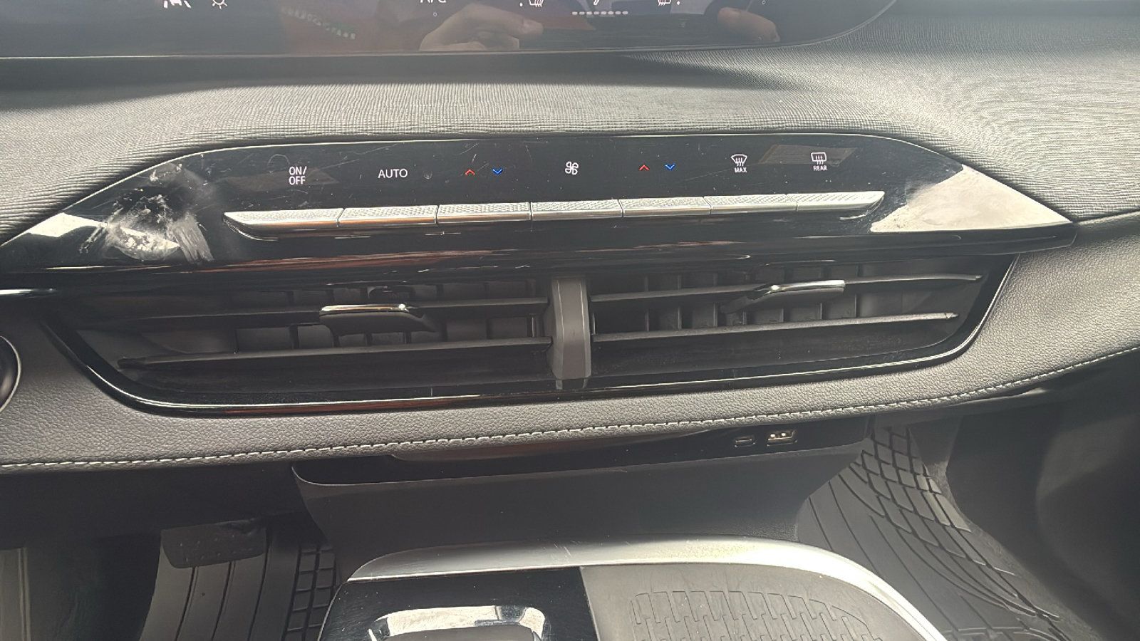 Used 2025 Buick Enclave Preferred AWD/4WD image 17