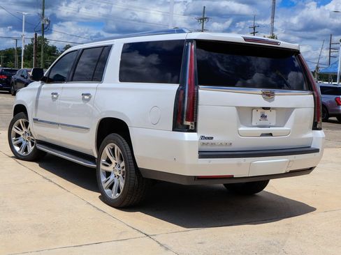 Used 2018 Cadillac Escalade ESV Luxury RWD image 2