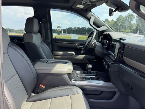Used 2022 Chevrolet Silverado 1500 ZR2 w/ Technology Package AWD/4WD image 9