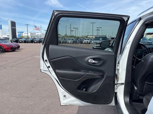 Used 2015 Jeep Cherokee Limited w/ Luxury Group AWD/4WD image 25