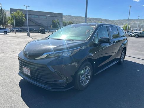 Used 2025 Toyota Sienna LE FWD image 14