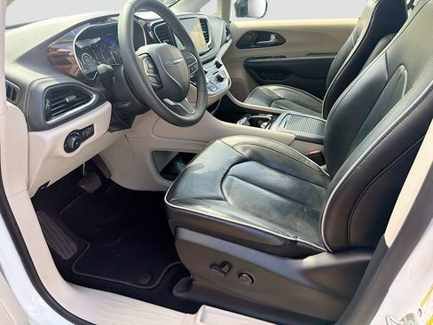 Used 2024 Chrysler Pacifica Limited FWD image 27