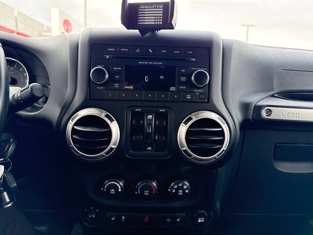 Used 2017 Jeep Wrangler Unlimited Sahara w/ Connectivity Group AWD/4WD image 10