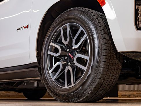 Used 2023 GMC Yukon XL AT4 image 11