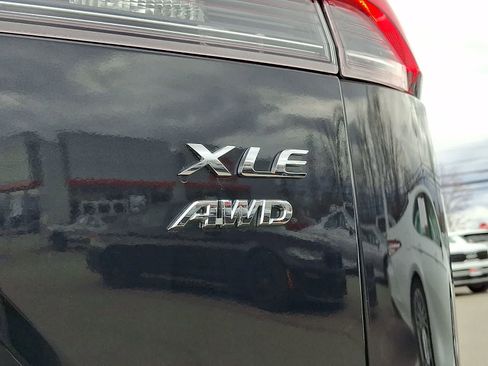 Used 2022 Toyota Corolla Cross XLE w/ Convenience Package image 33