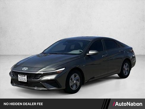 Certified 2025 Hyundai Elantra SE FWD image 1