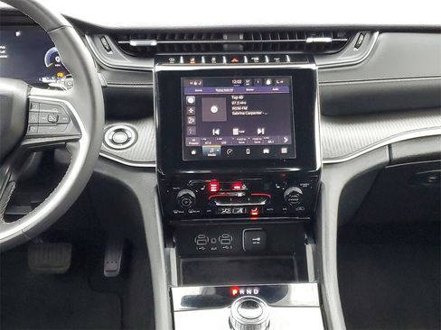 Used 2023 Jeep Grand Cherokee L Laredo image 28