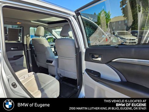 Used 2018 Toyota Highlander Limited Platinum AWD/4WD image 14