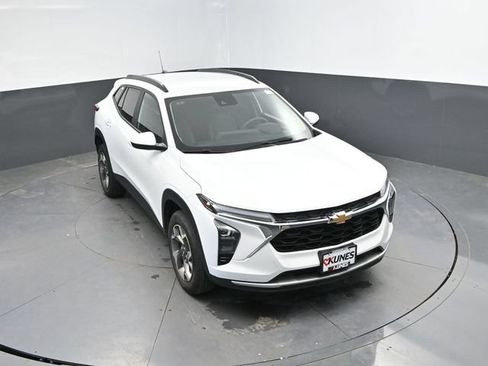 Used 2025 Chevrolet Trax LT FWD image 36