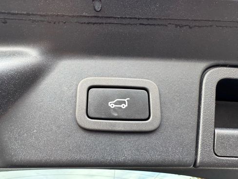 Used 2020 Land Rover Range Rover Velar S image 34