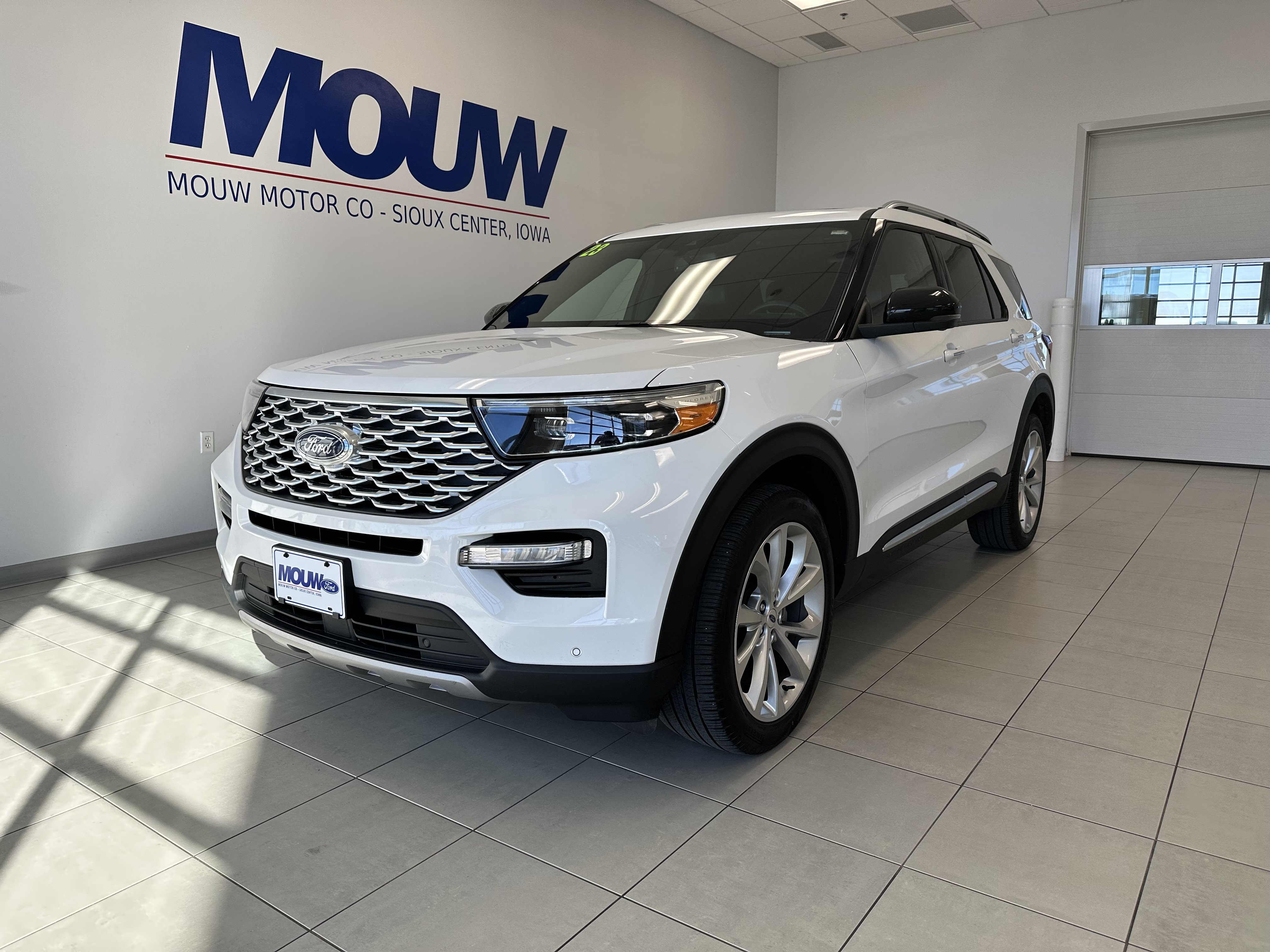 Used 2023 Ford Explorer Platinum w/ Technology Package AWD/4WD image 2
