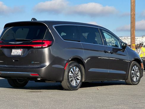 Used 2022 Chrysler Pacifica Touring-L image 4
