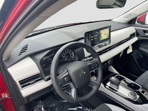 New 2025 Mitsubishi Outlander SE image 9