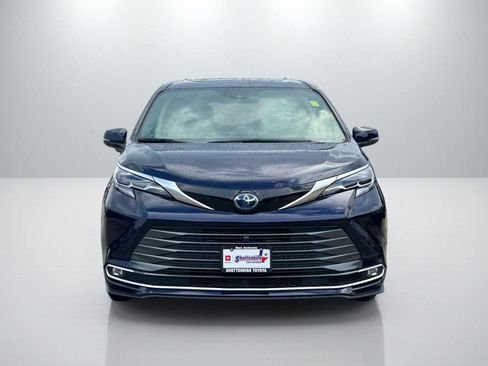 Used 2025 Toyota Sienna Platinum FWD image 2