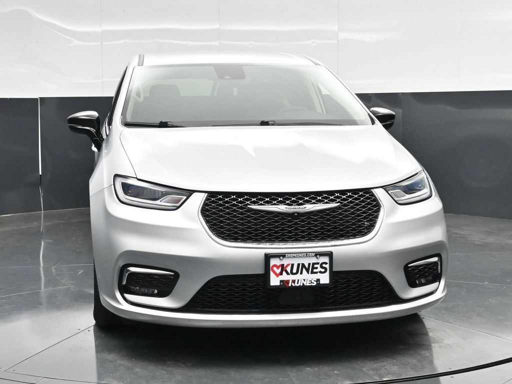 Used 2024 Chrysler Pacifica Touring-L FWD image 5