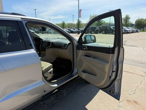Used 2017 Jeep Grand Cherokee Limited AWD/4WD image 25